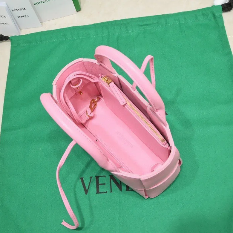 Batch 1420 BV Candy Arco super mini tote bag. The size of a mobile phone 😋 can only hold cuteness 🥰 I have always been fond of tote bags because it has no complicated design, is simple and neat, and can be easily matched with daily clothes. Key points, key points! It is equipped with a detachable shoulder strap, so you can match your different looks. It is full of texture. Size: 20*7*13 Style number: 9895#